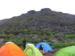 南沼キャンプ指定地から望むトムラウシ山山頂
